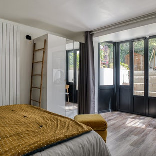 Diseño de dormitorio principal, industrial, de tamaño medio, con paredes blancas, suelo de linóleo y suelo gris