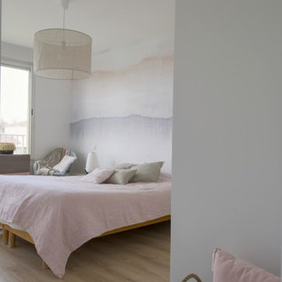Imagen de dormitorio tradicional renovado, grande, con paredes blancas, suelo laminado y suelo marrón