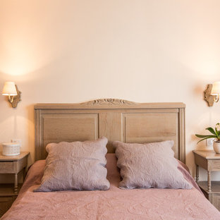 Réalisation d'une chambre d'amis champêtre de taille moyenne avec un mur blanc.