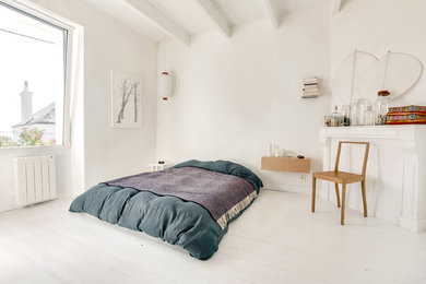 Idée de décoration pour une chambre design avec un mur blanc, parquet peint et un sol blanc.