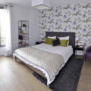 Aménagement d'une chambre parentale contemporaine de taille moyenne avec un mur multicolore et un sol en bois clair.