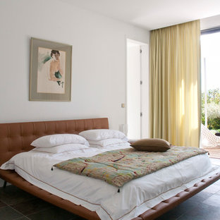 Exemple d'une chambre parentale tendance de taille moyenne avec un mur blanc, un sol en carrelage de céramique et aucune cheminée.