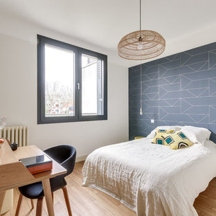 Exemple d'une chambre d'amis rétro avec un mur gris, un sol en bois clair et un sol beige.