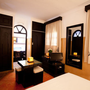 Foto de dormitorio principal, mediterráneo, de tamaño medio, sin chimenea, con paredes beige y suelo de baldosas de terracota
