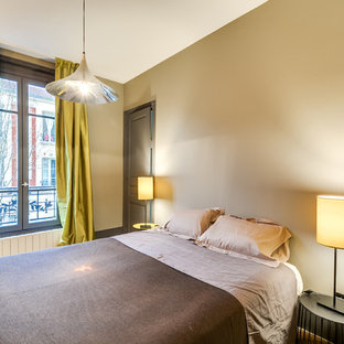 Ejemplo de dormitorio principal, actual, de tamaño medio, con paredes beige y suelo de madera en tonos medios