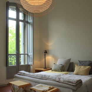 Inspiration pour une chambre nordique avec un mur beige et un sol beige.