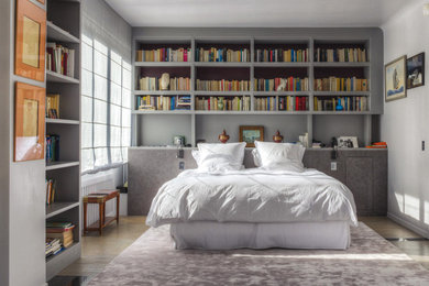 Diseño de dormitorio principal clásico renovado grande sin chimenea con paredes grises y suelo de madera en tonos medios