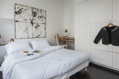 Bedroom - bedroom idea in Paris