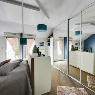 Immagine di una grande camera da letto contemporanea con pavimento in sughero e pavimento beige