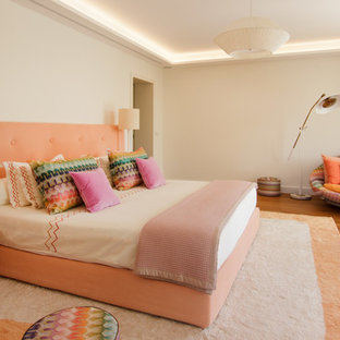 Cette image montre une chambre vintage avec un mur blanc, un sol en bois clair et un sol beige.