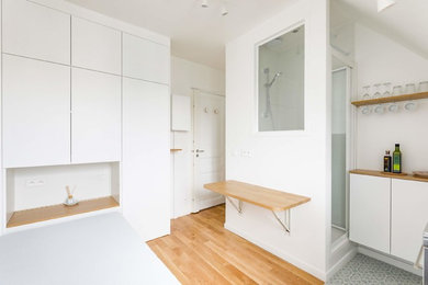 Idées déco pour une petite chambre contemporaine avec un mur blanc, parquet clair et aucune cheminée.