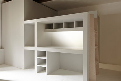 Inspiration pour une petite chambre d'amis design avec un mur blanc, tomettes au sol et un sol blanc.