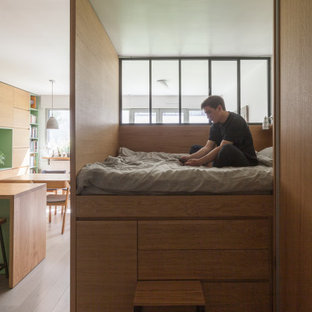 Idée de décoration pour une petit chambre mansardée ou avec mezzanine nordique en bois.