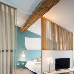Idée de décoration pour une chambre nordique de taille moyenne avec un mur bleu et aucune cheminée.