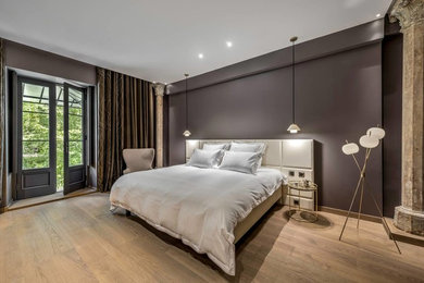 Пример оригинального дизайна: большая хозяйская спальня в стиле неоклассика (современная классика) с фиолетовыми стенами, светлым паркетным полом и коричневым полом