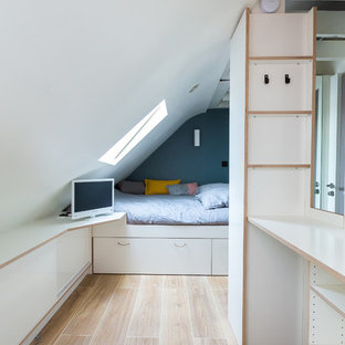 Foto de dormitorio tipo loft, contemporáneo, pequeño, sin chimenea, con paredes azules y suelo de baldosas de cerámica