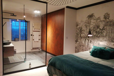 Idée de décoration pour une chambre minimaliste de taille moyenne avec un mur blanc, aucune cheminée et un sol blanc.