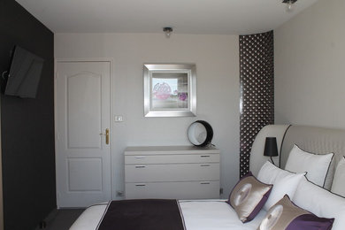 Foto de dormitorio principal contemporáneo pequeño con paredes beige y suelo de travertino