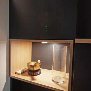 Foto de dormitorio principal, contemporáneo, de tamaño medio, con paredes beige, suelo de madera oscura y suelo rojo