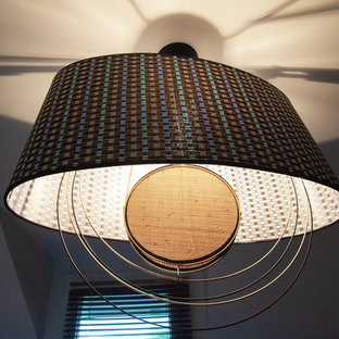 Diseño de dormitorio principal, actual, de tamaño medio, con paredes beige, suelo de madera oscura y suelo rojo