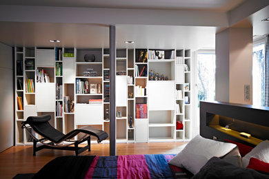Großes Modernes Hauptschlafzimmer ohne Kamin mit beiger Wandfarbe und Bambusparkett in Rennes
