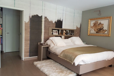 Réalisation d'une grande chambre parentale design avec un mur gris, parquet clair et un sol beige.