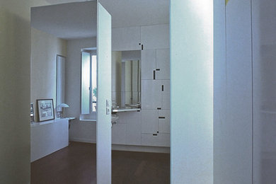 Cette image montre une chambre minimaliste.