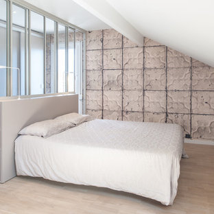 Cette image montre une chambre parentale design avec un mur beige.