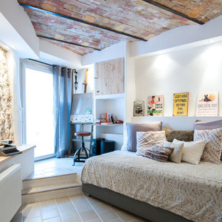 Idées déco pour une chambre parentale industrielle de taille moyenne avec un mur blanc.
