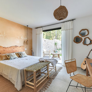 Exemple d'une chambre parentale éclectique de taille moyenne avec un mur blanc, un sol en carrelage de céramique, aucune cheminée et un sol beige.