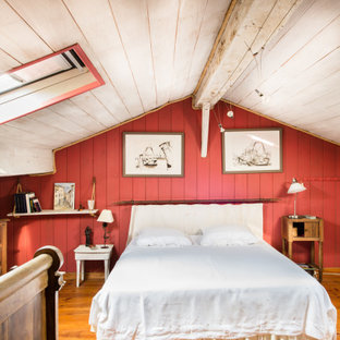 Cette photo montre une chambre nature avec un mur rouge, un sol en bois brun et un sol marron.