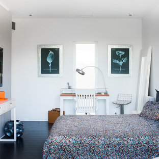Réalisation d'une chambre parentale design de taille moyenne avec un mur blanc, un sol en bois peint et aucune cheminée.