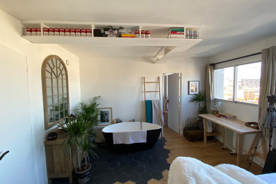 Foto de cuarto de baño único moderno grande con bañera exenta, paredes blancas, suelo de pizarra, encimera de madera y encimeras beige