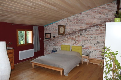 他の地域にある中くらいなトラディショナルスタイルのおしゃれな主寝室 (マルチカラーの壁、無垢フローリング、茶色い床)