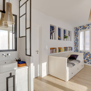 Esempio di una grande camera degli ospiti minimalista con pareti multicolore, parquet chiaro, pavimento beige e carta da parati