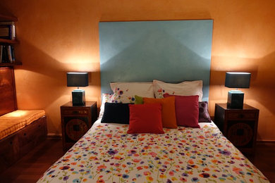 リールにあるミッドセンチュリースタイルのおしゃれな寝室 (オレンジの壁、濃色無垢フローリング)
