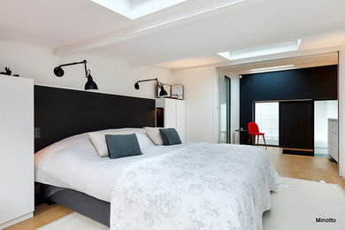 Ejemplo de dormitorio principal contemporáneo grande con paredes blancas y suelo de madera clara