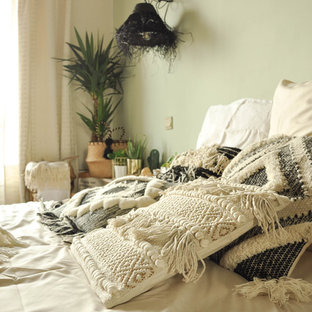 Ejemplo de habitación de invitados romántica, de tamaño medio, con paredes verdes, suelo de baldosas de cerámica y suelo beige