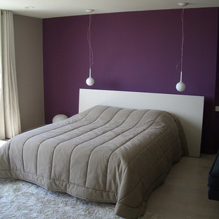 Diseño de dormitorio principal, contemporáneo, de tamaño medio, con paredes multicolor, suelo de madera clara y suelo beige