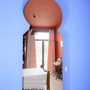 Imagen de habitación de invitados contemporánea, de tamaño medio, sin chimenea, con paredes rojas