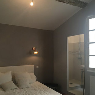 Imagen de dormitorio principal, clásico, de tamaño medio, con paredes beige, suelo de baldosas de terracota y chimenea tradicional