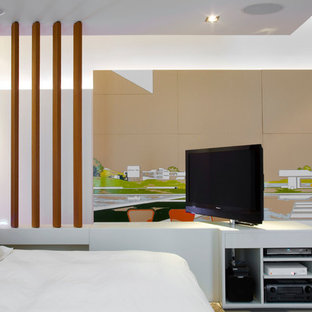 Modelo de dormitorio tipo loft, actual, con paredes multicolor y suelo de madera clara