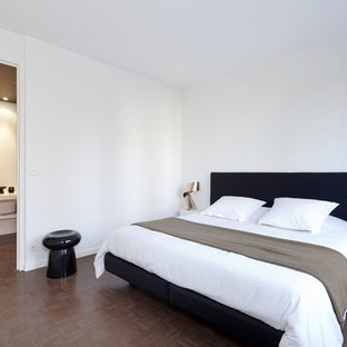 Aménagement d'une chambre parentale contemporaine de taille moyenne avec un mur blanc et un sol en bois foncé.
