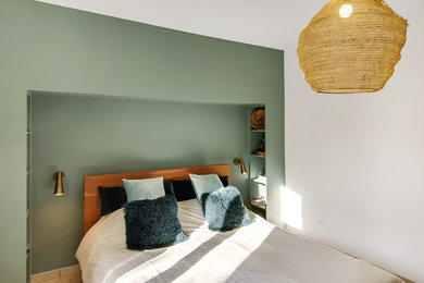 Modelo de dormitorio principal moderno de tamaño medio sin chimenea con paredes beige, suelo de baldosas de cerámica y suelo beige