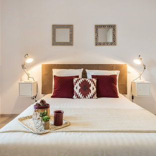 Cette photo montre une chambre scandinave de taille moyenne avec un mur blanc, un sol en bois clair et aucune cheminée.