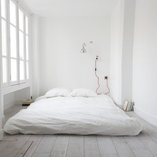 Exemple d'une petit chambre scandinave avec un mur blanc et un sol en bois peint.