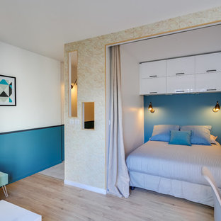 Inspiration pour une petit chambre parentale traditionnelle avec un mur bleu et sol en stratifié.