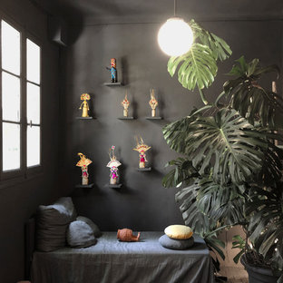 Imagen de dormitorio costero con paredes negras, suelo de baldosas de terracota y suelo negro