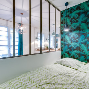 Diseño de dormitorio tipo loft, nórdico, pequeño, sin chimenea, con paredes verdes y suelo de madera clara