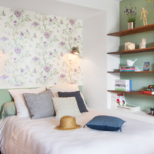 Cette image montre une chambre bohème avec un mur vert et aucune cheminée.
